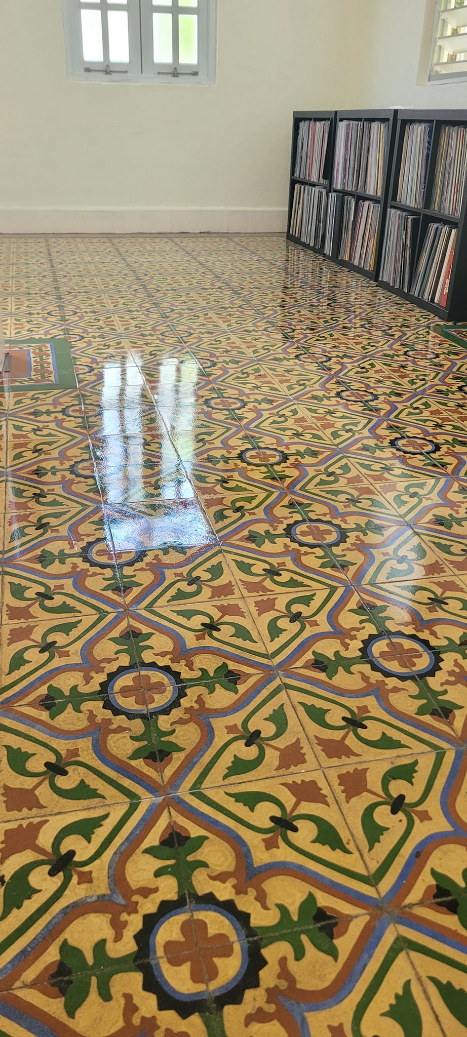 Piso con baldosas decorativas restaurado por Ponce Floors